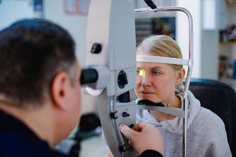 Síntomas, causas y tratamiento del desprendimiento de retina.