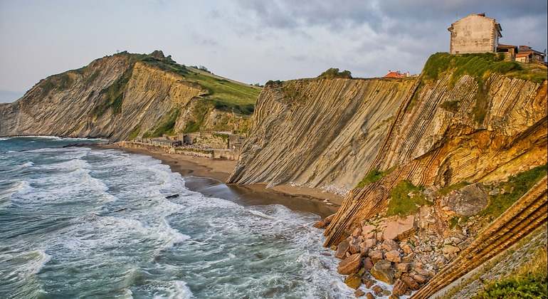 Vista de las rocas flysch en la bahía de zumaia y la playa itzurun
