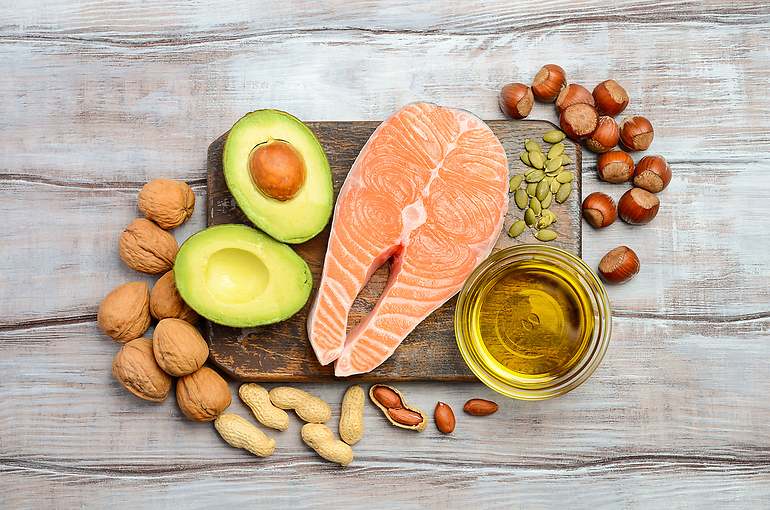 El pescado graso y los frutos secos son buenas opciones saludables para luchar contra la ansiedad.