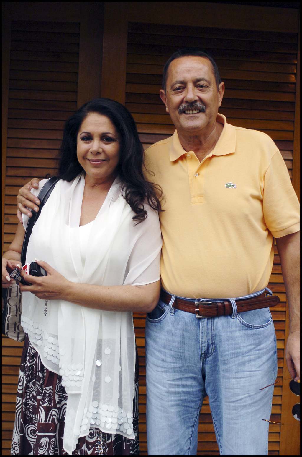 Isabel Pantoja y Julián Muñoz posando en Barcelona en 2006