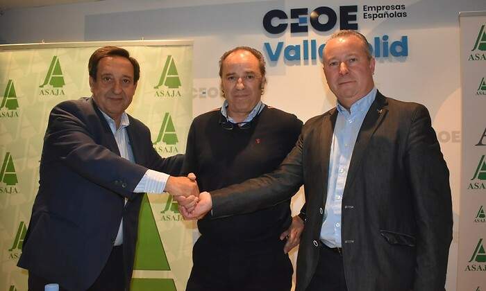 Pedro-Barato-y-Donaciano-Dujo-felicitan-a-Juan-Ramon-Alonso.jpg
