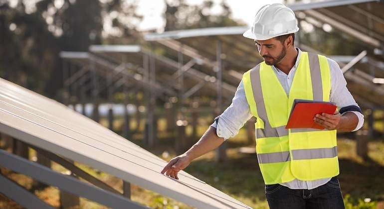 Operario trabajando con placas solares