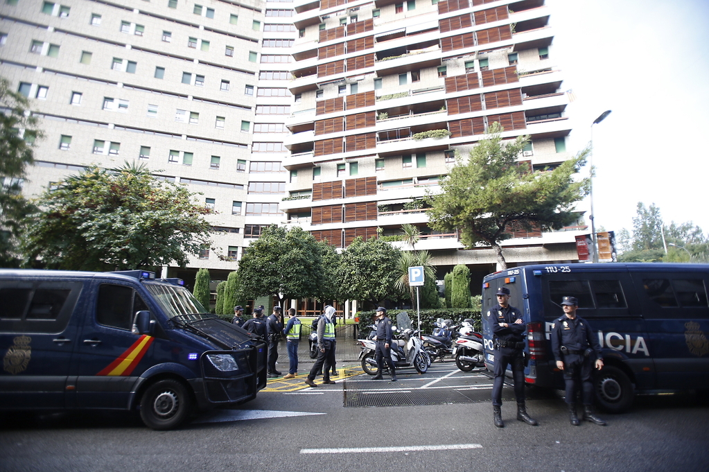 Agentes de la UDEF en su domicilio