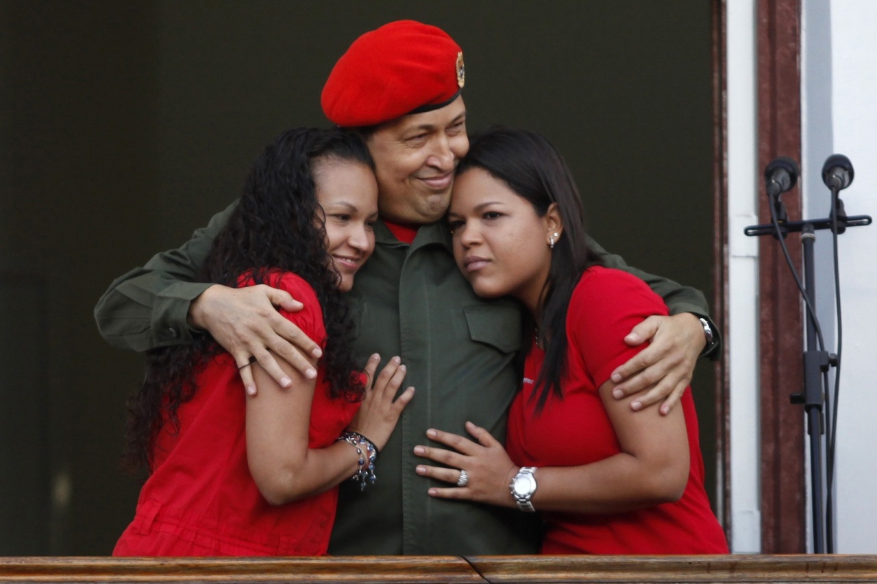 Chávez y sus dos hijas