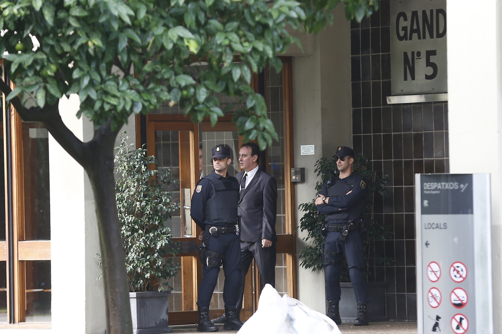 Agentes de la UDEF en su domicilio
