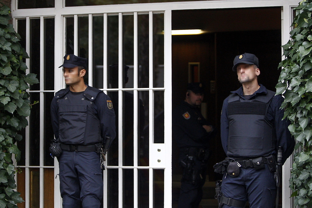 Agentes de la UDEF en su domicilio