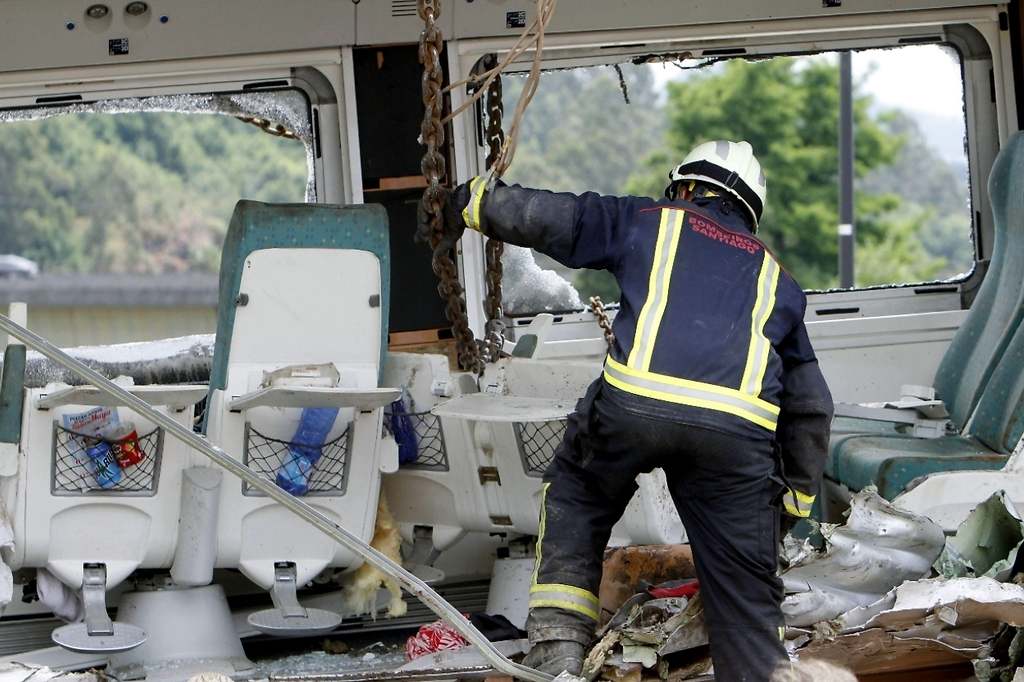 Bomberos acceden al interior de los vagones