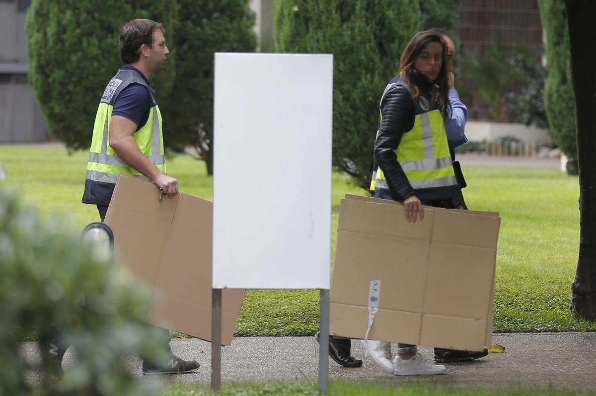 Agentes de la UDEF portando cajas