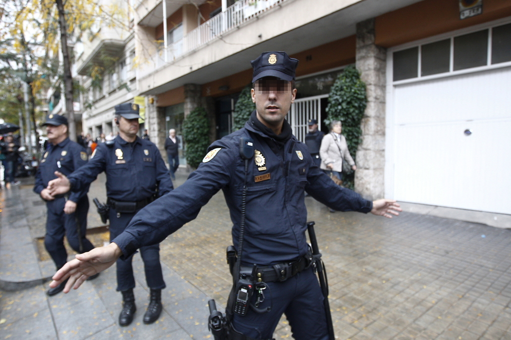 Agentes de la UDEF en su domicilio