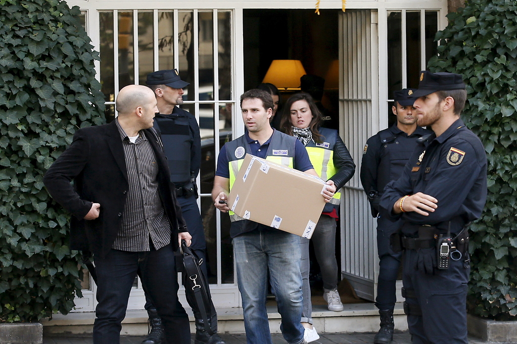 Agentes de la UDEF portando cajas