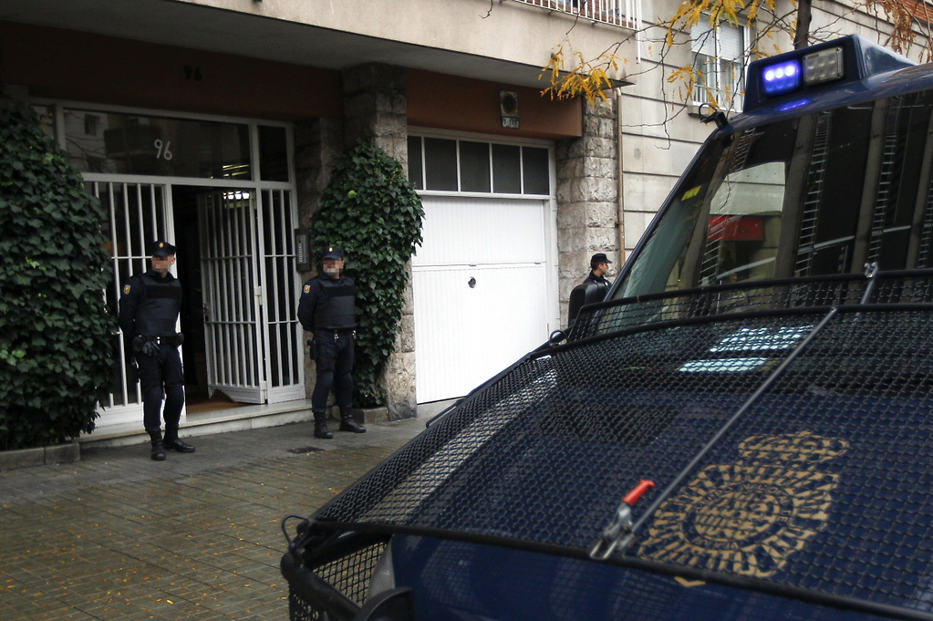 Agentes de la UDEF en su domicilio