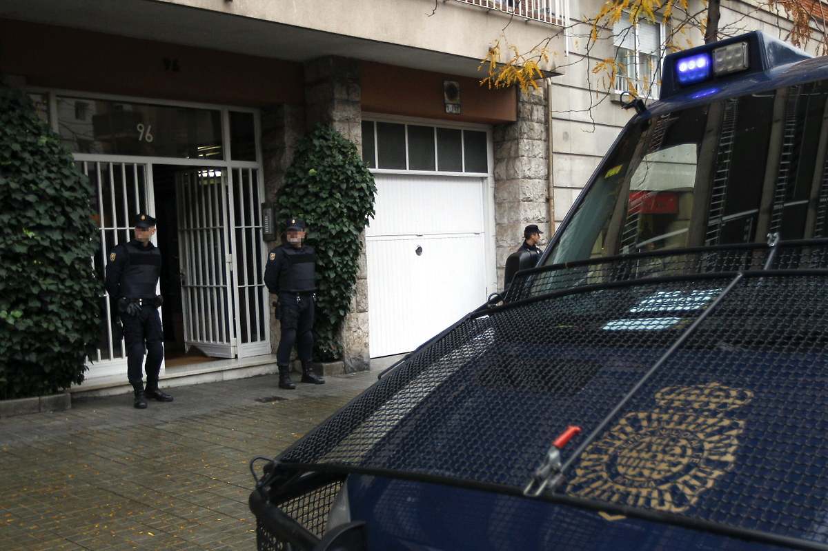 Agentes de la UDEF en su domicilio