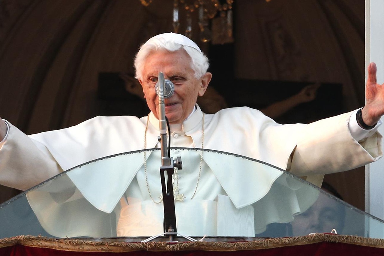 Benedicto XVI da la bienvenida a su nueva residencia