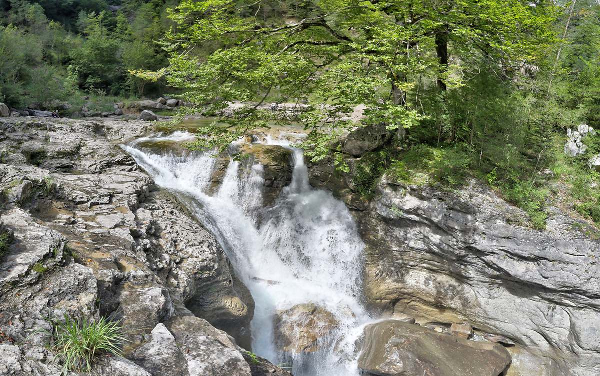 Cascadas y pozas naturales en plena montaña