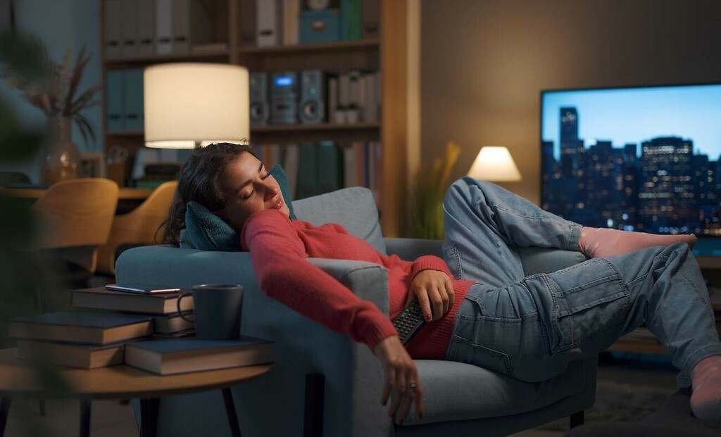 Las personas que necesitan la televisión encendida para dormir por la noche tienen estos 8 comportamientos, según la psicología
