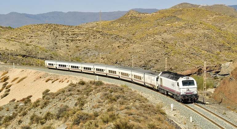 Intercity Madrid-Almería a su paso por el desierto de Tabernas. / Foto: Cesare Sapienza