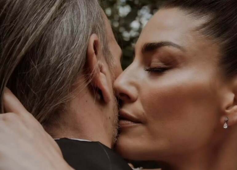 La azafata de 'La ruleta de la suerte' se casa con su novio: las imágenes  de la boda de Laura Moure