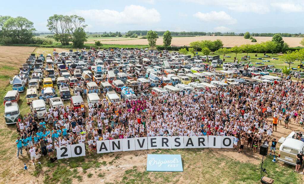 Color y diversión en la concentración más importante de furgos Volkswagen, que acaba de celebrar sus 20 años