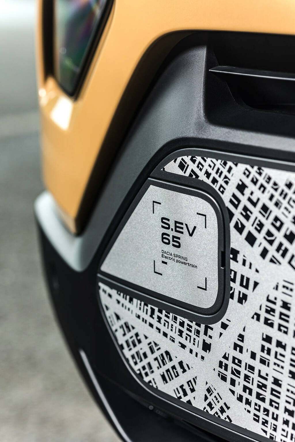 Dacia Spring 2024. Adhesivos con gráficos adornan los paragolpes delantero y trasero del acabado Extreme.
