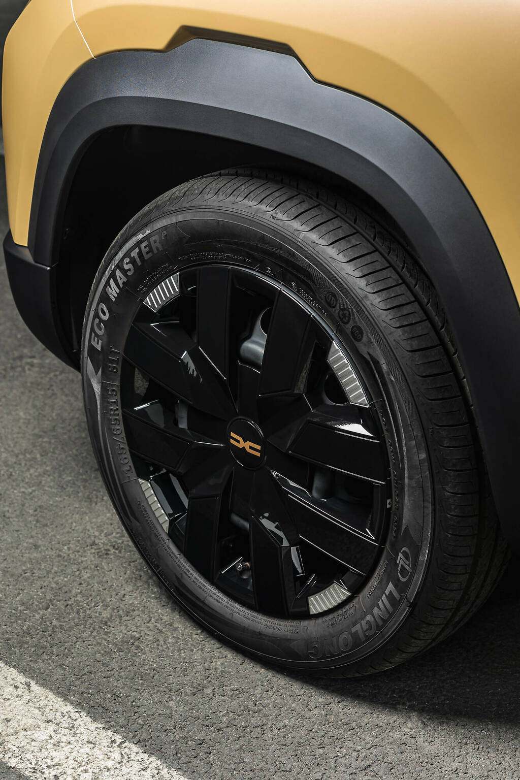 Dacia Spring 2024. Neumáticos 165/65 R15. Las llantas de 15 pulgadas, ahora de serie en las versiones equipadas con la motorización de 65 CV, están revestidas con tapacubos de nuevo diseño.