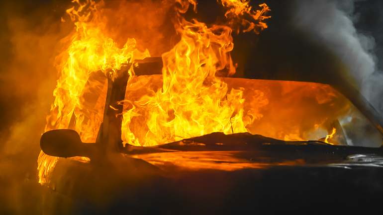 Coche incendiado