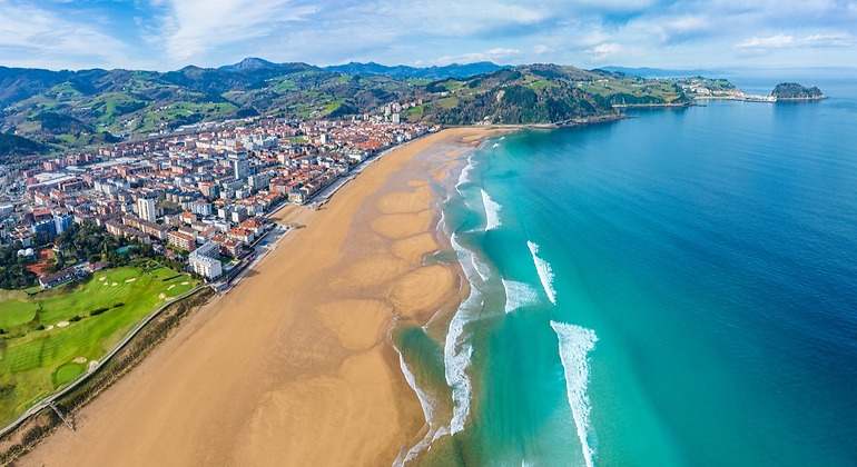 Vista aérea del pueblo de playa de Zarautz en Guipúzcua Gipuzkoa País Vasco