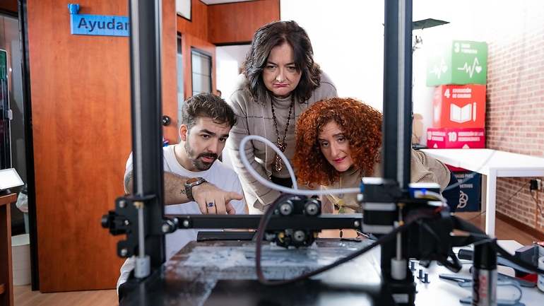 Guillermo Gauna-Vivas, fundador de Ayúdame 3D, junto a Manuela Borao y Eva García Biosca