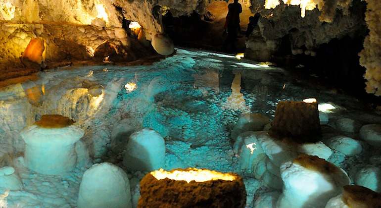 El interior de la cueva de San José en Castellón un río subterráneo de aguas turquesas