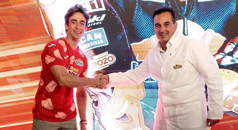 El piloto Pedro Acosta y Rafael Fuertes, director general de ElPozo Alimentación, en la presentación como nuevo embajador de la marca
