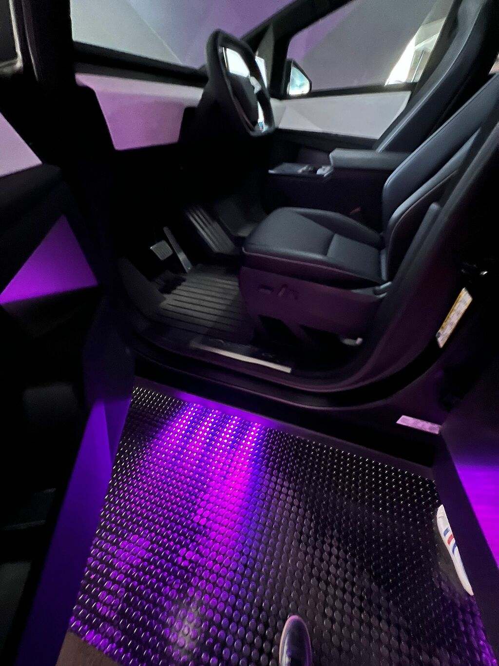Vista del acceso al asiento de conducción del Cybertruck de Tesla
