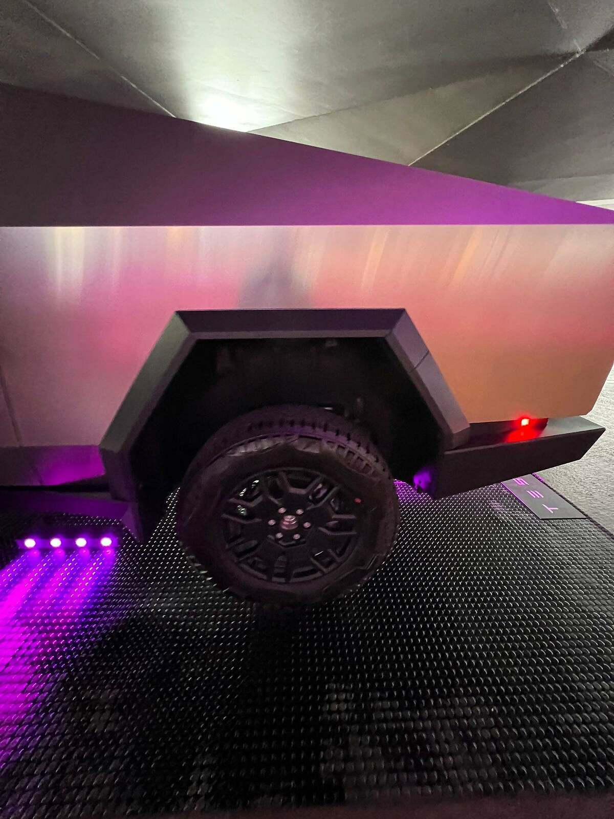 Rueda trasera del Cybertruck de Tesla