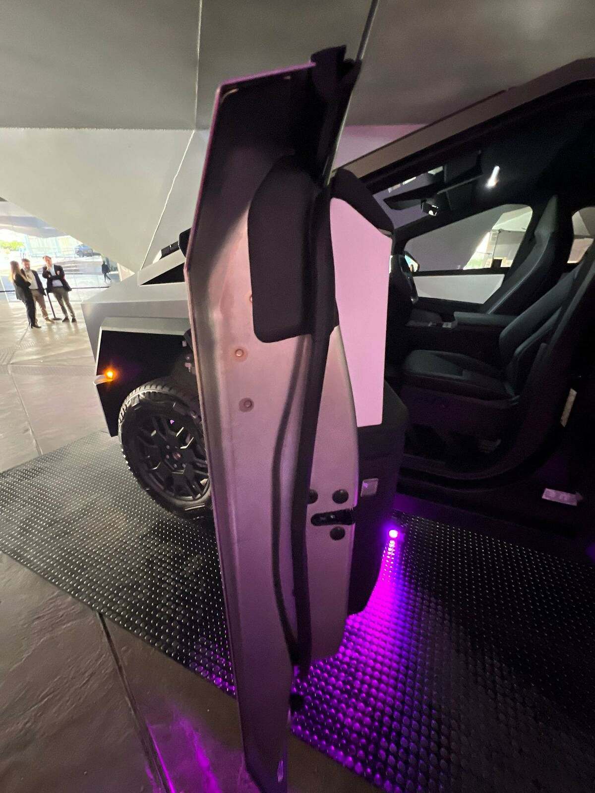 Vista del grosor de la puerta del Cybertruck de Tesla