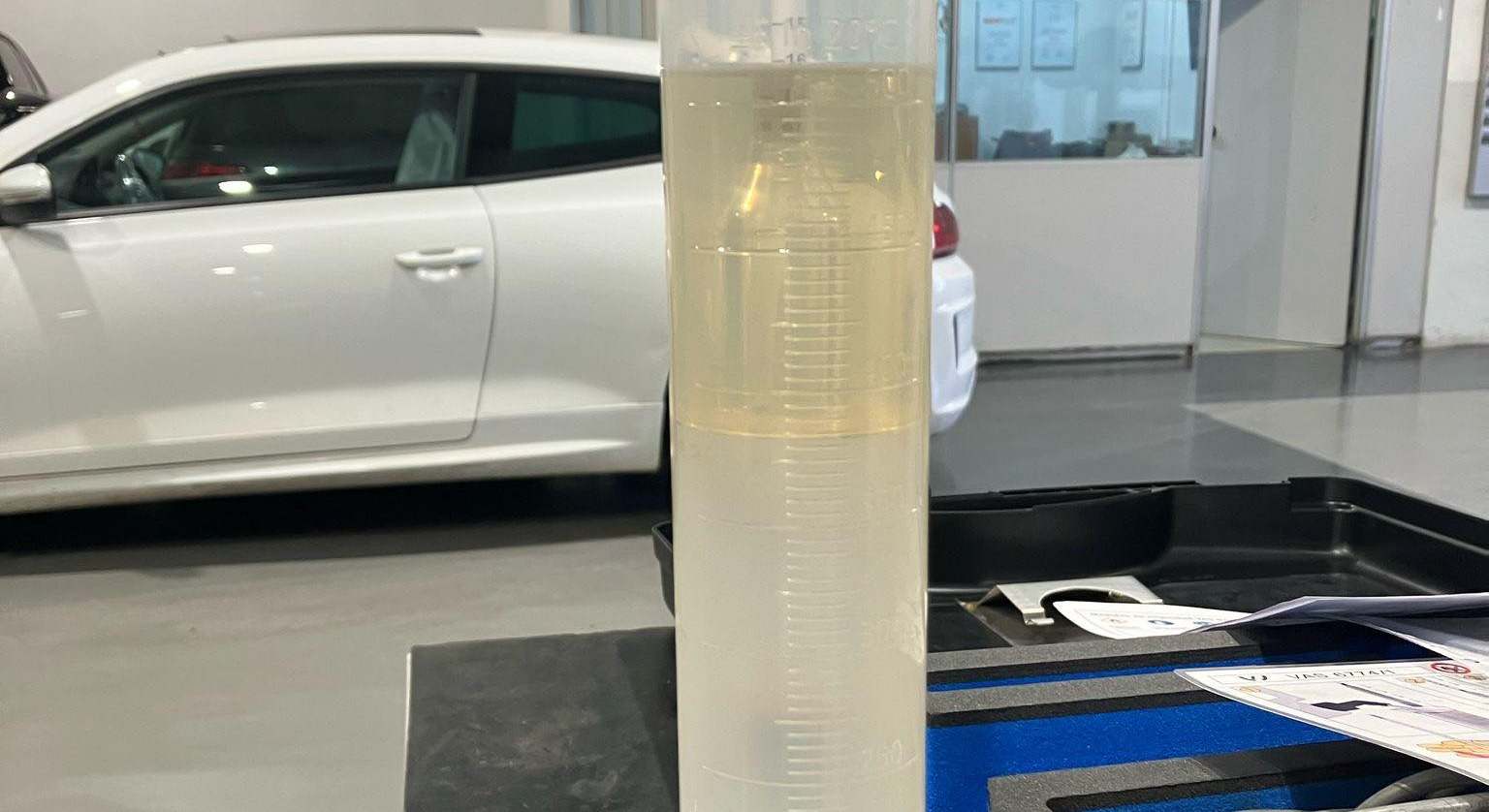 Probeta con agua y gasolina