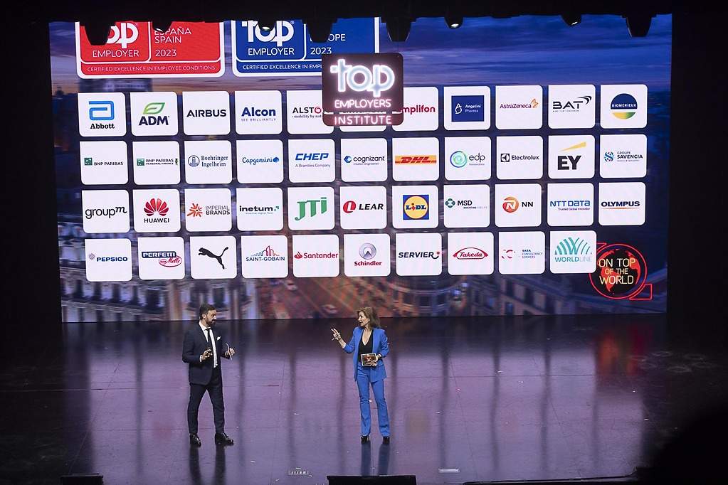 Massimo Begelle, Regional Manager de España e Italia en Top Employers Institute y Teresa Viejo