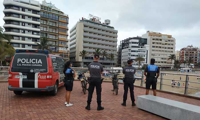 Polica local y municipal en una playa de Canarias