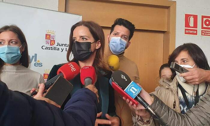 EuropaPress_4053966_ana_carlota_amigo_atiende_medios_leon.jpg