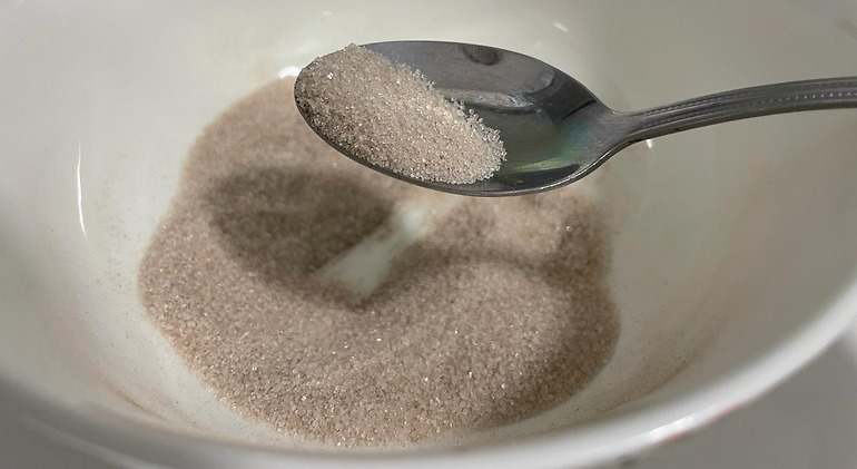 Mezcla de azúcar y canela para hacer torrijas de la abuela caseras