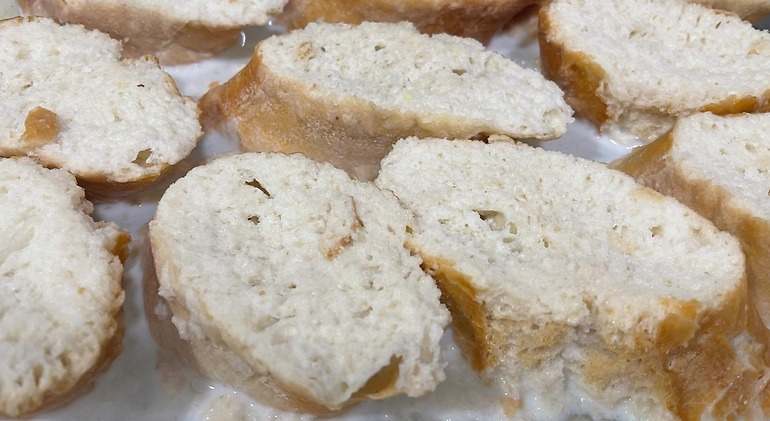 Rebanadas de pan a remojo en leche para hacer torrijas caseras