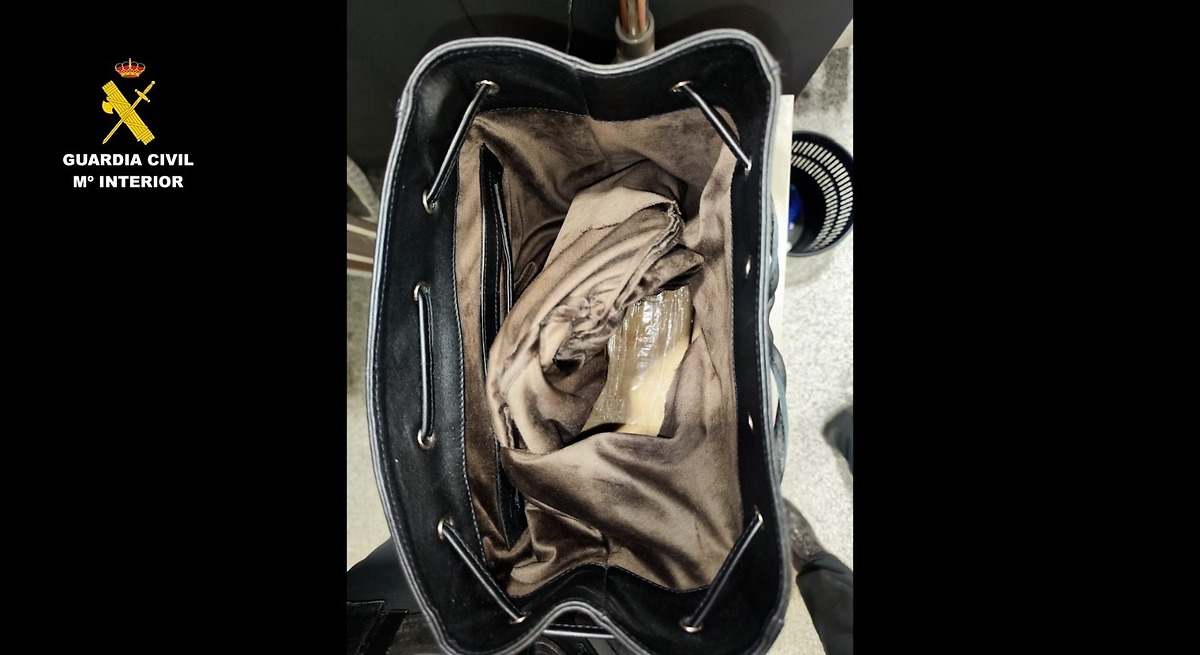 La Guardia Civil para a un hombre con "actitud sospechosa" en el aeropuerto de Sevilla y encuentran 2,46 kilos de cocaína en un doble fondo de su mochila