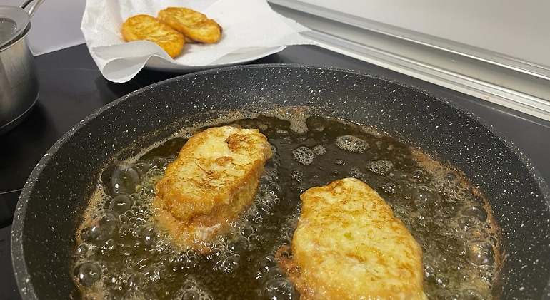 Freir las torrijas de la abuela pasadas por leche y huevo