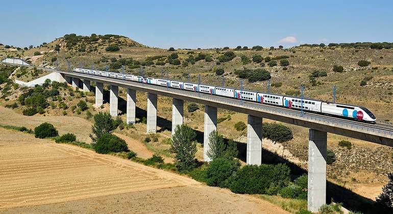 Tren de Ouigo realizando un viaje Madrid-Barcelona a su paso por Los Santos de la Humosa (Madrid)