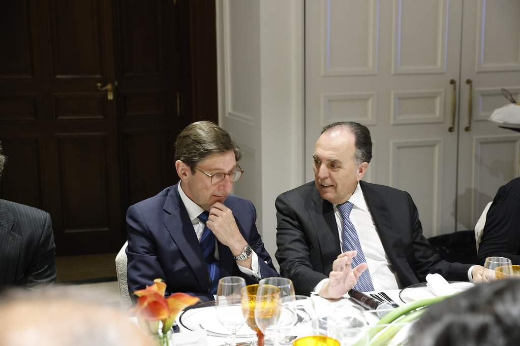 Jose Goirigolzarri, presidente de CaixaBank, y Gregorio Peña, presidente editor de Editorial Ecoprensa