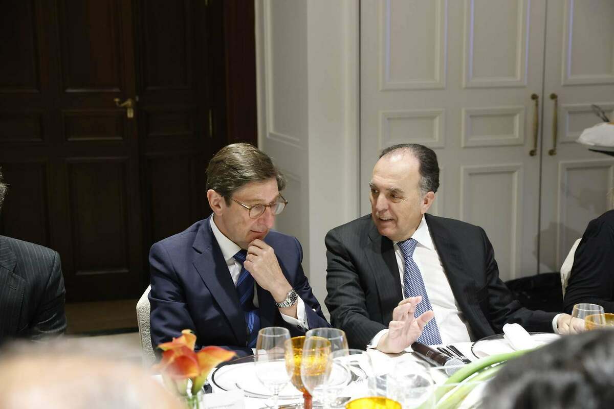Jose Goirigolzarri, presidente de CaixaBank, y Gregorio Peña, presidente editor de Editorial Ecoprensa