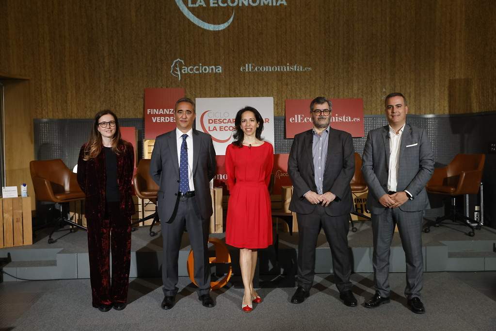 Ponentes del acto con la moderadora María Domínguez, de elEconomista
