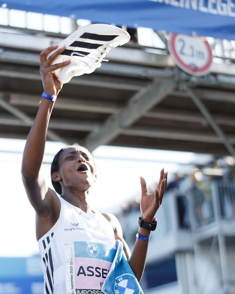 Tigst Assefa celebrando su victoria en el maratón de Berlín de 2023
