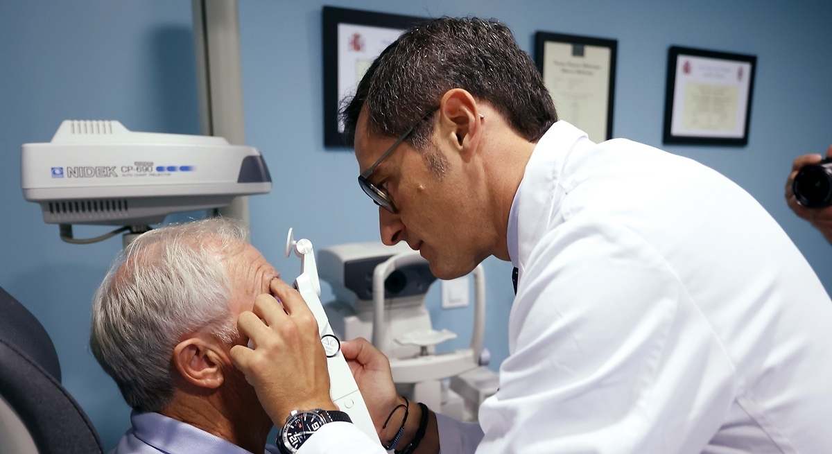 Fernando López, ofatalmólogo: "Los roncadores con apnea del sueño tienen un mayor riesgo de desarrollar estos síntomas del glaucoma"