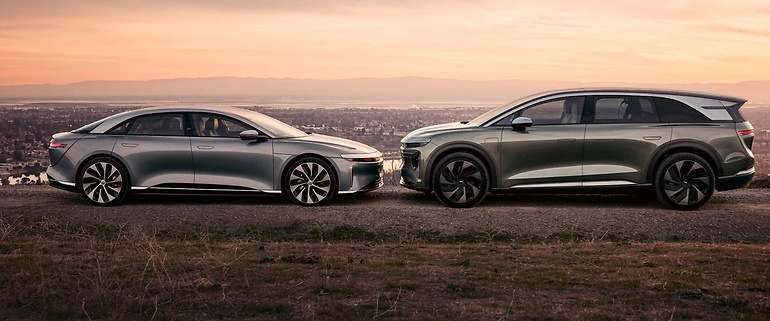 Los dos modelos que estarán en producción en 2025, el actual Lucid Air (izquierda) y Gravity (derecha)