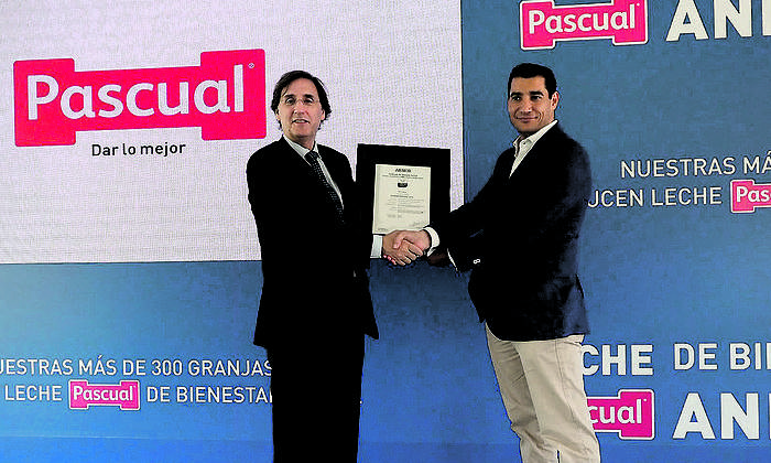 Imagen-Tomas-Pascual-presidente-de-Calidad-Pascual-recibe-el-certificado-de-Bienestar-Animal-de-manos-de-Javier-Munoz-Director-de-Operaciones-de-Conformidad-de-AENOR.jpg