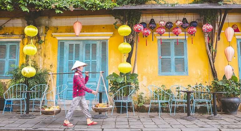 Una vendedora ambulante en Hoi An llevando las cestas tradicionales conocidas como 'quang ganh'.