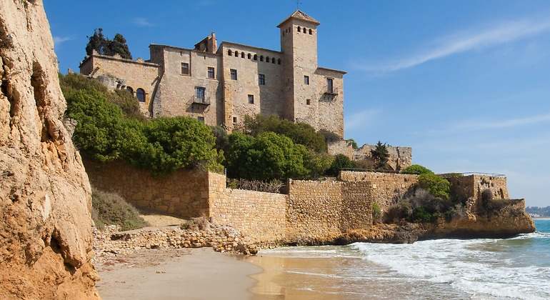 Un castillo corona la playa con arenas brillantes y aguas cristalinas